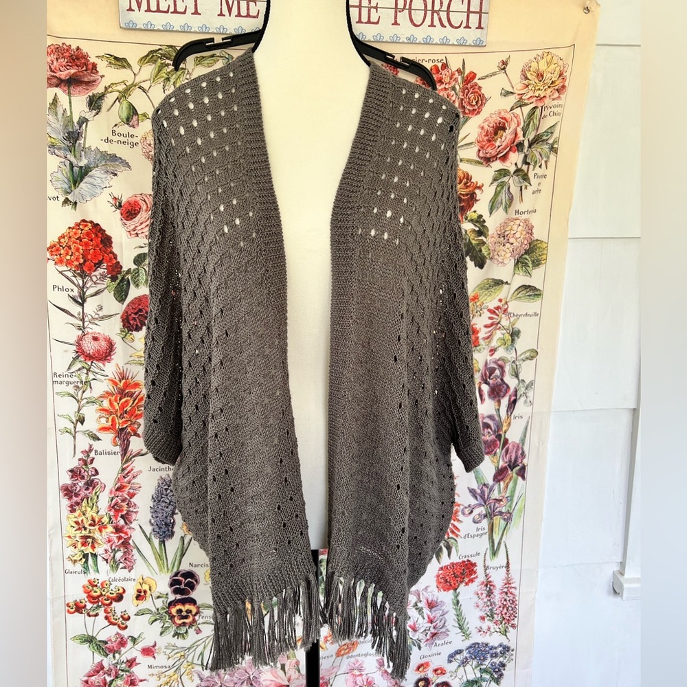 Backdrop size M knit open front dolman sleeve gray shrug with fringed hem.